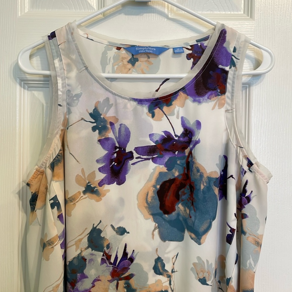 Vera Wang flowy high low light sleeveless blouse.